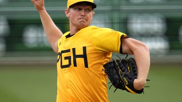 El abridor de los Piratas de Pittsburgh Mitch Keller lanza en la segunda entrada del encuentro ante los Mellizos de Minnesota el viernes 7 de junio del 2024. (AP Foto/Gene J. Puskar)