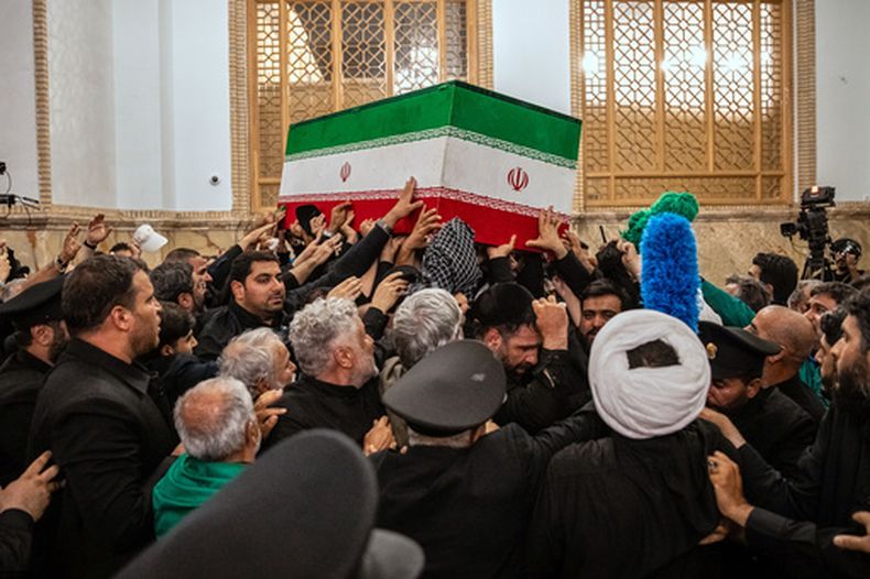 En esta foto publicada por la oficina del líder supremo de Irán, iraníes cargan el ataúd del difunto ayatolá Ali Jamenei antes de su entierro en el Santuario del Imán Reza en Mashhad, noreste de Irán, el jueves 9 de julio de 2026. (Foto, Oficina del Líder Supremo iraní vía AP)