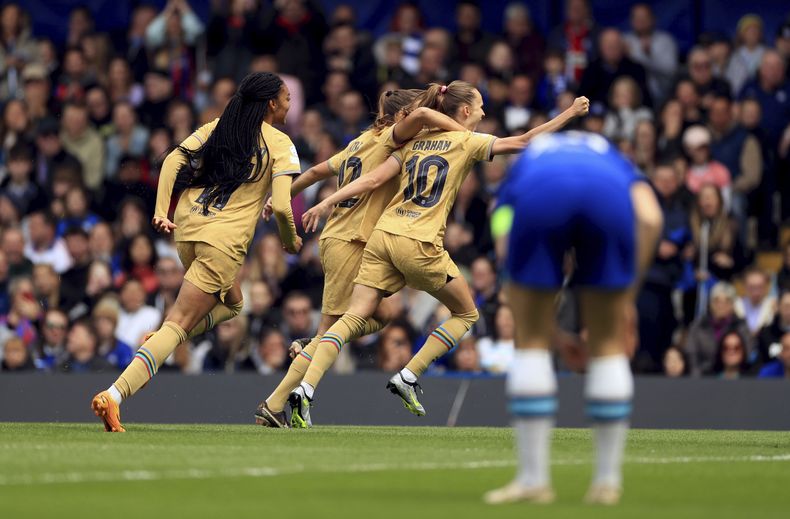Caroline Graham Hansen (centro) celebra tras anotar el primer gol del Barcelona ante Chelsea en la ida de las semifinales de la Liga de Campeones femenina, el sábado 22 de abril de 2023, en Londres. (Bradley Collyer/PA vía AP)