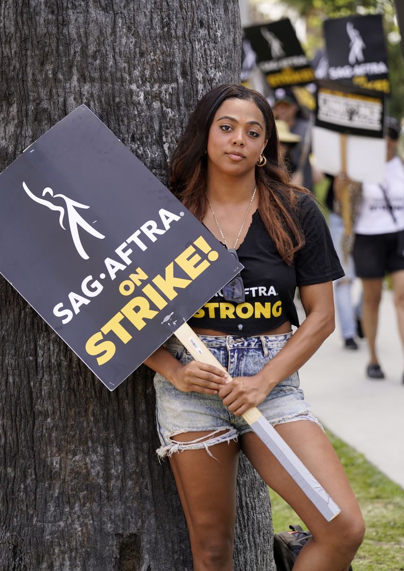 La actriz Amari Dejoie posa para un retrato cerca de un mitin del sindicato de actores SAG-AFTRA y el sindicato de guionistas WGA frente a Netflix, el viernes 21 de julio de 2023 en Los Angeles. (Foto AP/Chris Pizzello)