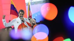 El presidente de Venezuela Nicolás Maduro se dirige a sus simpatizantes después de un referendo sobre el reclamo de su país sobre la región del Esequibo, que es gestionada y controlada por Guyana, el domingo 3 de diciembre de 2023, en Caracas. (AP Foto/Matias Delacroix)