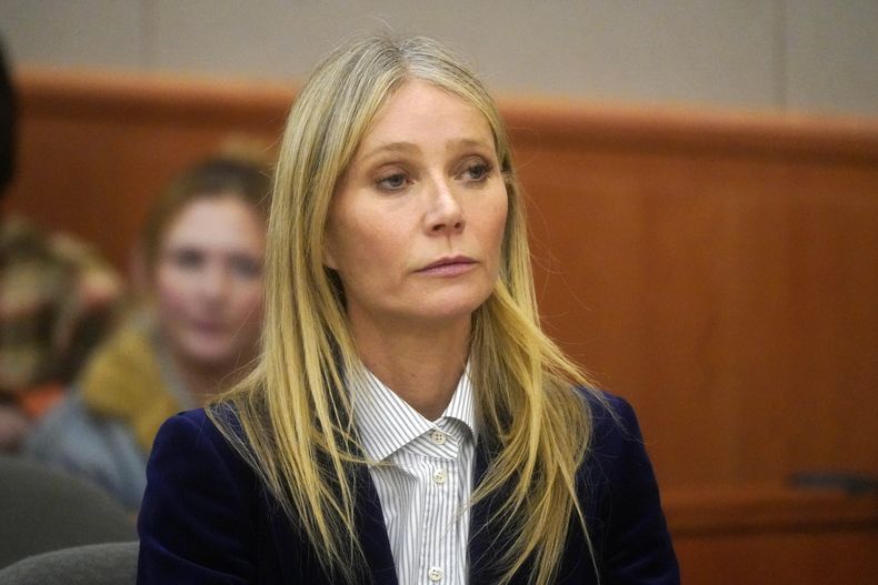 ARCHIVO - Gwyneth Paltrow reacciona al veredicto en su juicio el 30 de marzo de 2023 en Park City, Utah. En una decisión publicada el sábado 29 de abril de 2023, la corte confirmó el veredicto del jurado que encontró que Paltrow no tuvo la culpa de una colisión con Terry Sanderson en 2016 y dijo que Sanderson no estaría obligado a pagar los honorarios de los abogados de Paltrow y había acordado no apelar el veredicto. (Foto AP/Rick Bowmer, Pool, archivo)