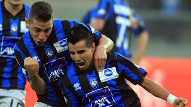 americateve | El jugador argentino del Atalanta, Maxi Moralez, derecha, festeja un gol contra el Chievo en la Serie A italiana el s&aacute;bado, 5 de octubre de 2013, en Verona, Italia. (AP Photo/Felice Calabro)