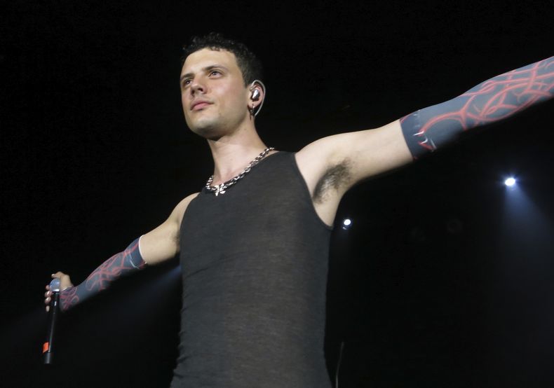 El vocalista de la banda argentina Usted Señalemelo, Juan Saieg durante su presentación en el Lunario de la Ciudad de México el miércoles 11 de octubre de 2023. (Foto AP/Berenice Bautista)