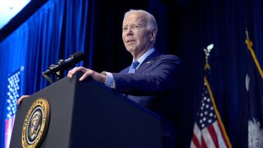ARCHIVO - El presidente estadounidense Joe Biden habla durante un evento el 27 de enero de 2024, en Columbia, Carolina del Sur. (AP Foto/Jacquelyn Martin, Archivo)