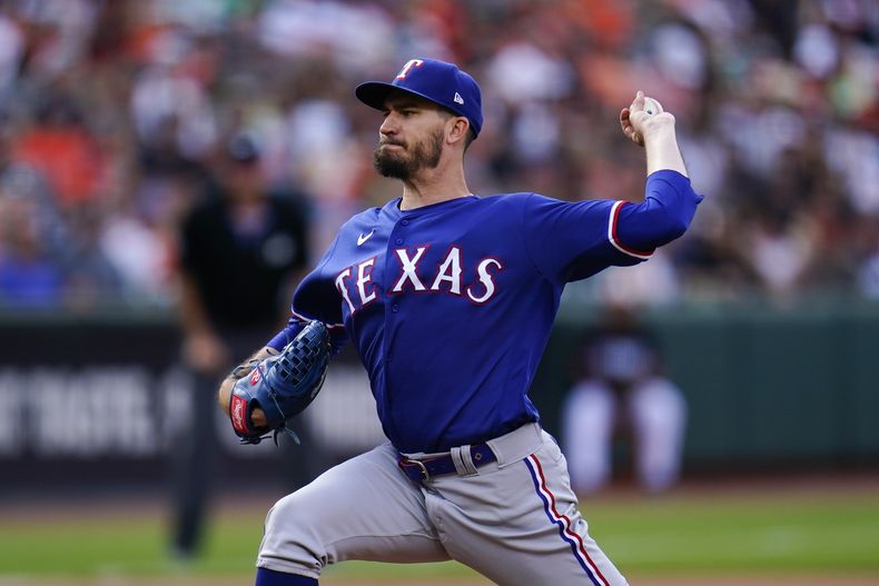 Andrew Heaney, abridor de los Rangers de Texas, hace un lanzamiento a los Orioles de Baltimore durante el encuentro del sábado 27 de mayo de 2023 (AP Foto/Julio Cortez)