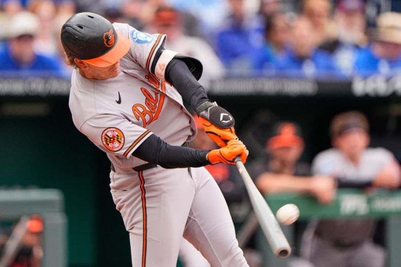 Coby Mayo de los Orioles de Baltimore batea un jonrón de tres carreras ante los Reales de Kansas City, el miércoles 22 de abril de 2026, en Kansas City. (AP Foto/Charlie Riedel)