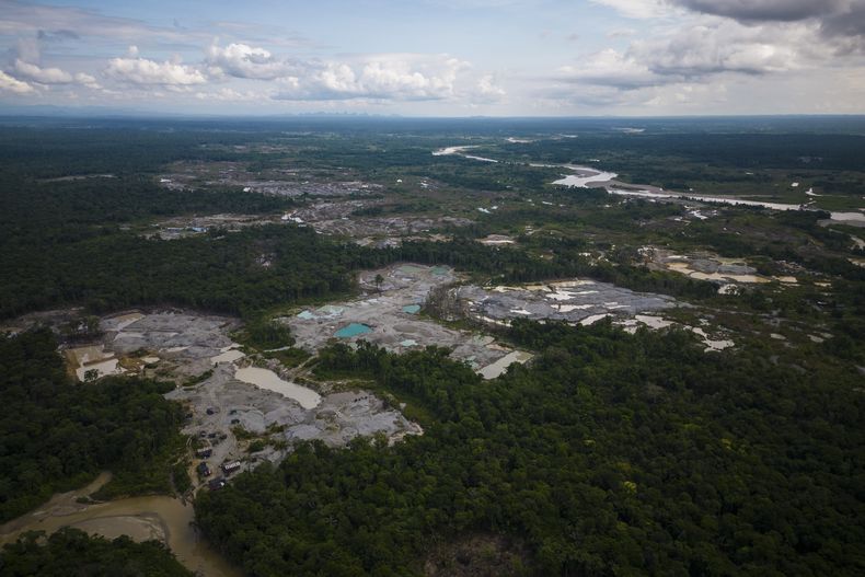 ARCHIVO - Deforestación por la minería ilegal alrededor del río Quito, cerca de Paimado, Colombia, el 23 de septiembre de 2024. (AP Foto/Ivan Valencia, Archivo)