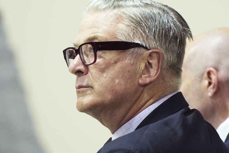 ARCHIVO - El actor Alec Baldwin asiste a su juicio por homicidio involuntario por el tiroteo fatal en 2021 de la directora de fotografía Halyna Hutchins durante el rodaje de la película Western Rust, el 12 de julio de 2024, en el Tribunal de Distrito del Condado de Santa Fe en Santa Fe, Nuevo México. (Ramsay de Give/Pool Photo via AP, archivo)