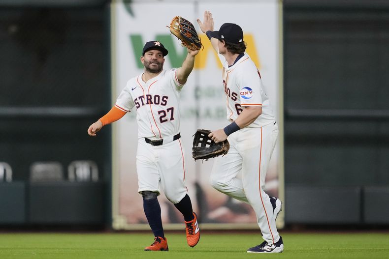El venezolano José Altuve (27), de los Astros de Houston, festeja con su compañero Jake Meyers tras la victoria sobre los Marineros de Seattle, el jueves 22 de mayo de 2025 (AP Foto/Ashley Landis)