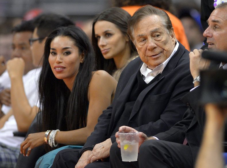El due&ntilde;o de los Clippers, Donald Sterling, segundo desde la derecha, acude a un partido de los Clippers contra los Kings el 25 de octubre de 2013. Sterling fue suspendido de por vida de la NBA y multado 2,5 millones de d&oacute;lares por comentario