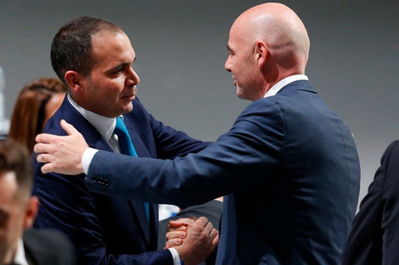 ARCHIVO - Gianni Infantino (derecha), tras ser elegido presidente de la FIFA, recibe el saludo del príncipe jordano Ali Al-Hussein, su rival durante el Congreso de la FIFA, el 26 de febrero de 2016, en Zúrich, Suiza. (AP Foto/Michael Probst)