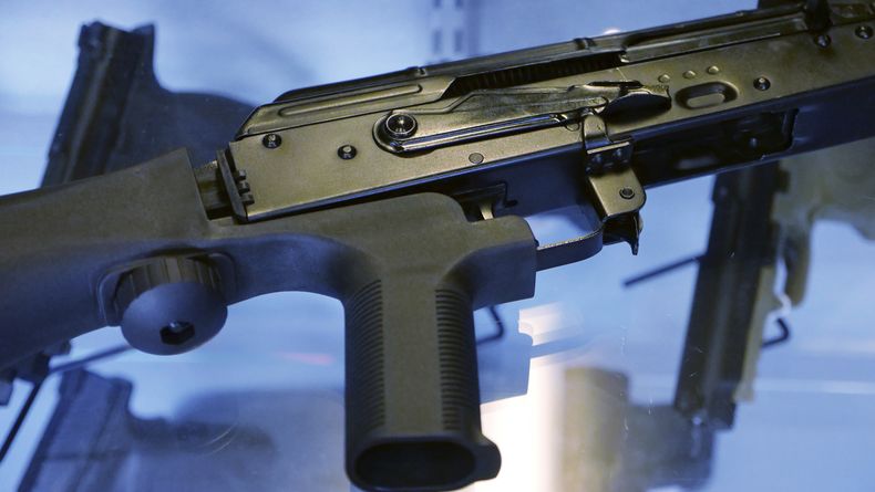 En esta fotografía del 4 de octubre de 2017, un dispositivo llamado bump stock o automatizador de disparos está conectado a un fusil semiautomático en la tienda Gun Vault, en South Jordan, Utah. (Foto AP/Rick Bowmer, Archivo)