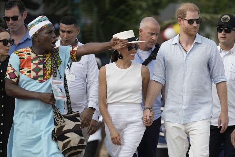 El príncipe Harry y Meghan llegan a San Basilio de Palenque, Colombia, el sábado 17 de agosto de 2024. (Foto AP/Iván Valencia)