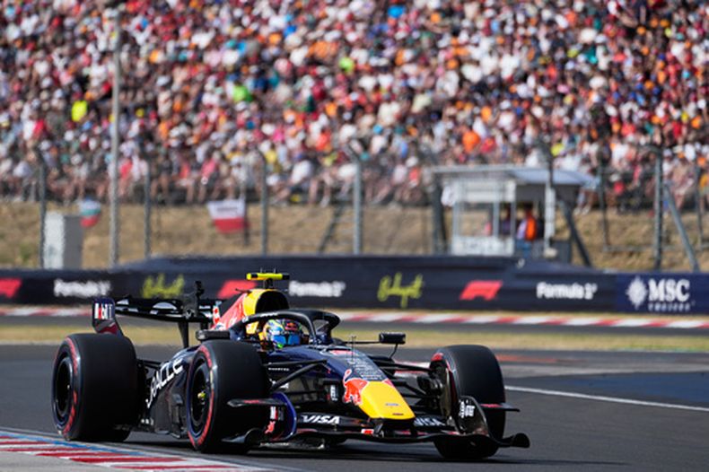 El piloto francés de Red Bull, Isack Hadjar, guida su auto durante una sesión de clasificación previa a la carrera de Fórmula 1 del Gran Premio de Hungría, en el circuito de Hungaroring en Mogyorod, cerca de Budapest, Hungría, el sábado 25 de julio de 2026. (Foto AP/Darko Bandic)