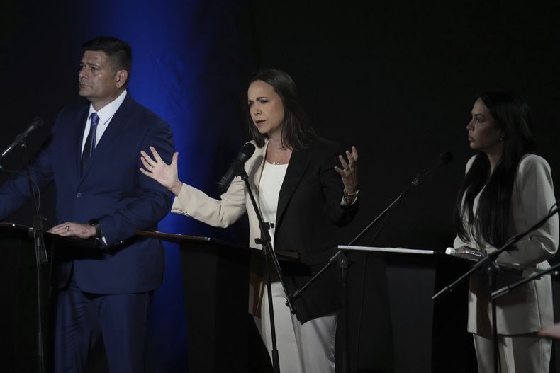 María Corina Machado (centro) habla durante un debate entre precandidatos de la oposición a la presidencia el miércoles 12 de julio de 2023 en la Universidad Católica Andrés Bello (UCAB) en Caracas, Venezuela. A su lado aparecen Freddy Superlano y Delsa Solorzano. La oposición realizará primarias el 22 de octubre para elegir al candidato que enfrentará al presidente Nicolás Maduro en las elecciones de 2024. (AP Foto/Ariana Cubillos)