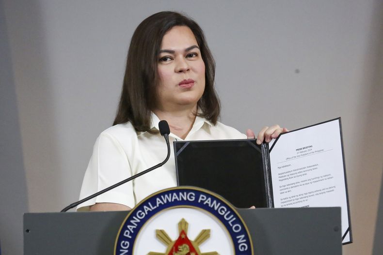 La vicepresidenta de Filipinas, Sara Duterte, sostiene una copia de su comunicado tras una conferencia de prensa en Manila, Filipinas, el 7 de febrero de 2025. (AP Foto/Basilio Sepe)