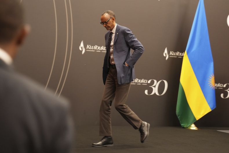 El presidente de Ruanda, Paul Kagame, sale después de una conferencia de prensa en el Centro de Convenciones de Kigali, el lunes 8 de abril de 2024. (Foto AP/Brian Inganga)