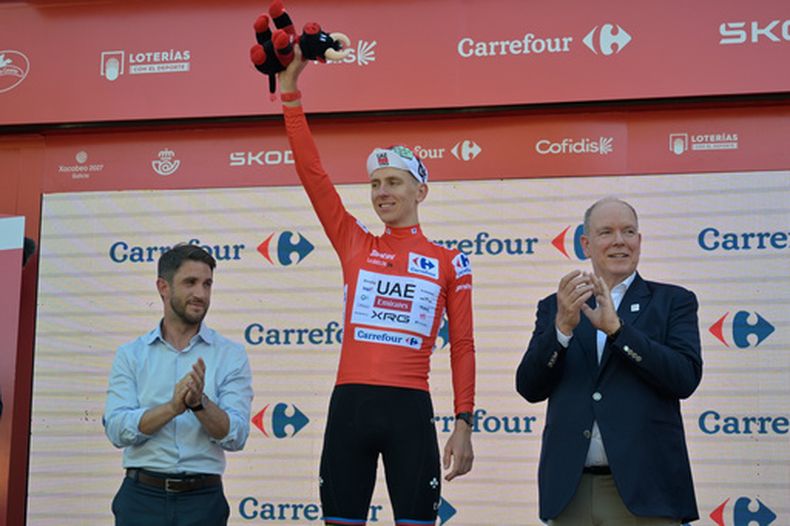 El ciclista esloveno Tadej Pogačar, vistiendo el jersey rojo de líder general, celebra en el podio tras la segunda etapa de la carrera ciclista La Vuelta, con salida en Mónaco y meta en Manosque, Francia, el domingo 23 de agosto de 2026. (Foto AP/Philippe Magoni)
