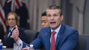 El secretario de Defensa, Pete Hegseth, responde a la pregunta de un periodista antes del inicio de una reunión con el ministro de Defensa australiano, Richard Marles, de visita en el Pentágono, el viernes 7 de febrero de 2025, en Washington. (AP Foto/Manuel Balce Ceneta)