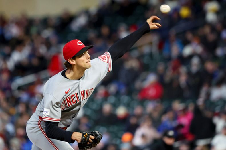 Brandon Williamson, de los Rojos de Cincinnati, realiza un lanzamiento ante los Mellizos de Minnesota, el viernes 17 de abril de 2026 (AP Foto/Ellen Schmidt)