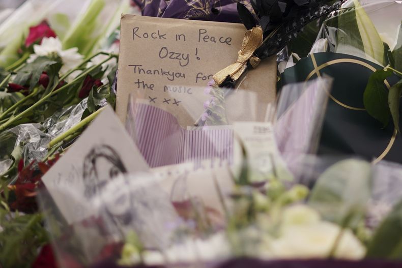 Homenajes en honor al músico Ozzy Osbourne mientras miles de fanáticos se reunieron para ver una procesión fúnebre por el líder de Black Sabbath, Ozzy Osbourne, luego de su muerte a los 76 años, en Birmingham, Inglaterra, el miércoles 30 de julio de 2025. (Foto AP/Alberto Pezzali)