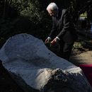 El presidente italiano, Sergio Mattarella, coloca una flor en un monumento en honor a Lumi Videla, una mujer que fue asesinada durante la dictadura del general Augusto Pinochet, en Santiago, Chile, el miércoles 5 de julio de 2023. Videla fue detenida el 21 de septiembre de 1974 y no se supo nada de ella hasta la madrugada del 4 de noviembre, cuando su cuerpo fue arrojado por encima del muro hacia el interior de la embajada italiana en la capital chilena, donde se habían refugiado cientos de chilenos. (AP Foto/Esteban Félix)