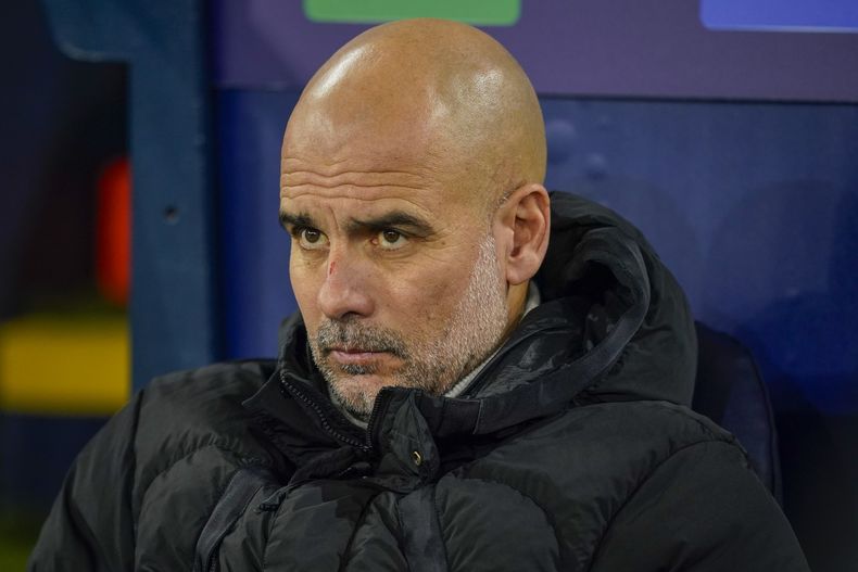 El entrenador del Manchester City, Pep Guardiola, se sienta en el banquillo antes del partido de fútbol de la fase inaugural de la Liga de Campeones entre el Manchester City y el Feyenoord en el Etihad Stadium de Manchester, Inglaterra, el martes 26 de noviembre de 2024. (AP Foto/Dave Thompson)