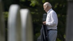 El presidente estadounidense Joe Biden camina entre tumbas a su llegada a una misa en la Iglesia de San José, en Wilmington, Delaware, el sábado 6 de julio de 2024. (AP Foto/Manuel Balce Ceneta)