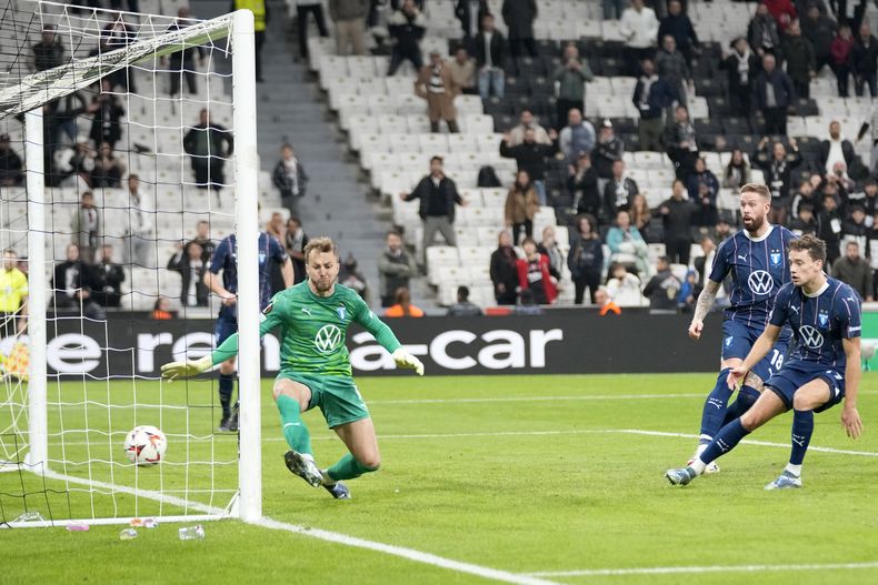 El arquero del Malmo Ricardo Friedrich no logra atajar el remate a gol de Ernest Muci de Besiktas en el partido de la Liga Europa, el miércoles 6 de noviembre de 2024, en Estambul. (AP Foto/Khalil Hamra)