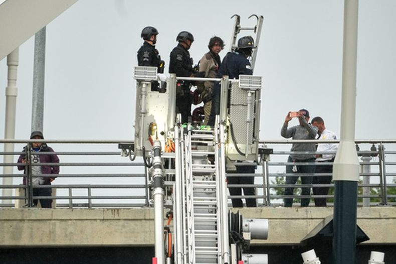 Personal de emergencias retira a Guido Reichstadter, de 45 años, del puente Frederick Douglass, el miércoles 6 de mayo de 2026 en Washington. Reichstadter escaló a la cima del puente la semana pasada y descendió tras 6 días de protesta. (AP Foto/Julia Demaree-Nikhinson)