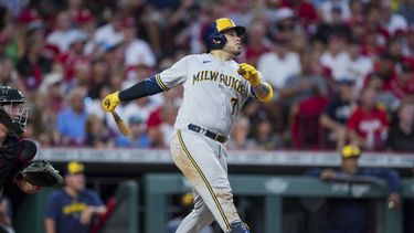 El puertorriqueño Víctor Caratini, de los Cerveceros de Milwaukee, batea un sencillo en el juego del viernes 14 de julio de 2023 ante los Rojos de Cincinnati (AP Foto/Aaron Doster)