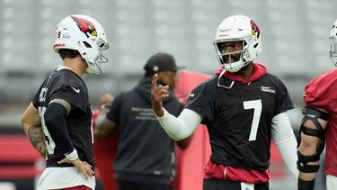El QB de los Cardenales de Arizona, Jacoby Brissett (7), habla con Carson Beck (izquierda), durante la práctica del campamento de entrenamiento de la NFL, el jueves 23 de julio de 2026, en Glendale, Arizona. (Foto AP/Ross D. Franklin)