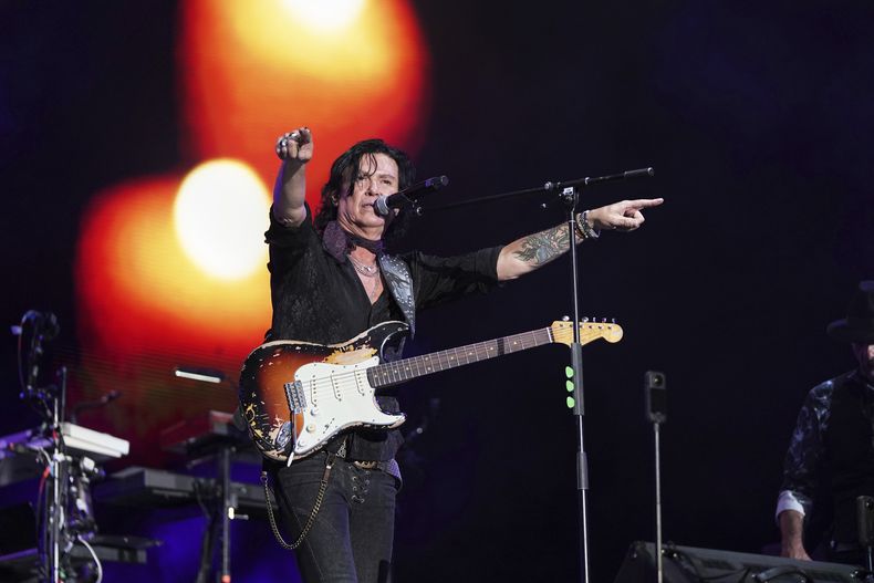 El vocalista Saul Hernández de la banda mexicana Caifanes durante su presentación en la 25ª edición del festival de música Vive Latino en la Ciudad de México, el sábado 15 de marzo de 2025. (Foto AP/Aurea Del Rosario)
