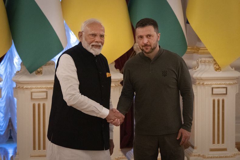 El primer ministro de la India, Narendra Modi (izquierda), se reúne con el presidente ucraniano Volodymyr Zelenskyy, en Kiev, Ucrania, el viernes 23 de agosto de 2024. (AP Foto/Efrem Lukatsky)