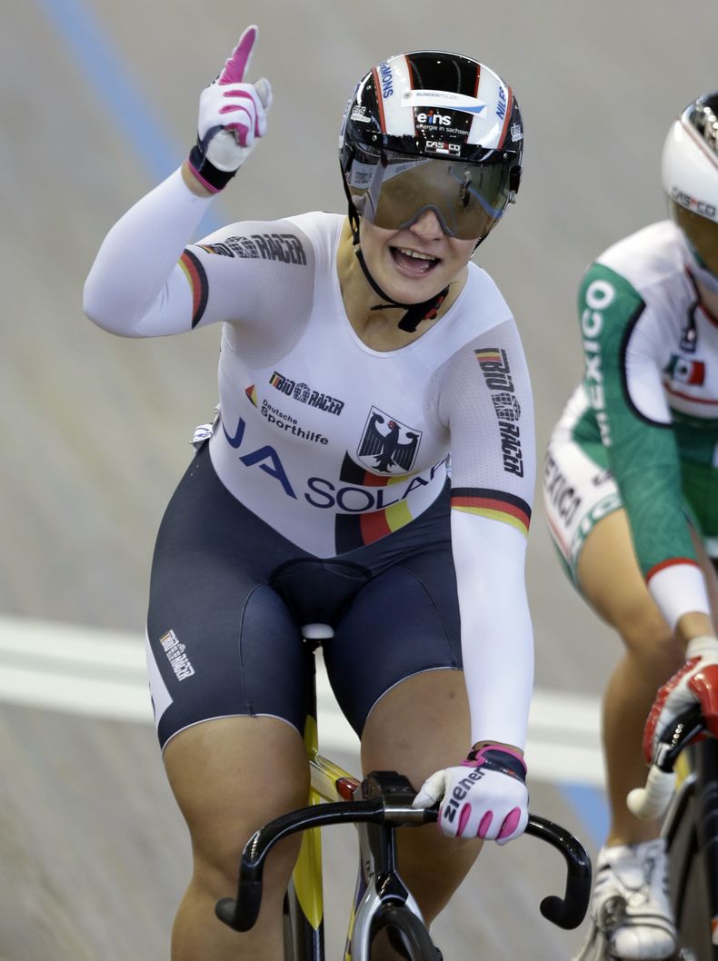 La alemana Kristina Vogel celebra tras conquistar el oro en la prueba del keirin, durante el Mundial de Ciclismo de Pista, el domingo 2 de marzo de 2014, en Cali, Colombia (AP Foto/Fernando Vergara)