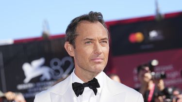 Jude Law posa para los fotógrafos en la alfombra roja de la película The Wizard of the Kremlin durante la 82ª edición del Festival de Cine de Venecia en Venecia, Italia, el domingo 31 de agosto de 2025. (Foto Scott A Garfitt/Invision/AP)