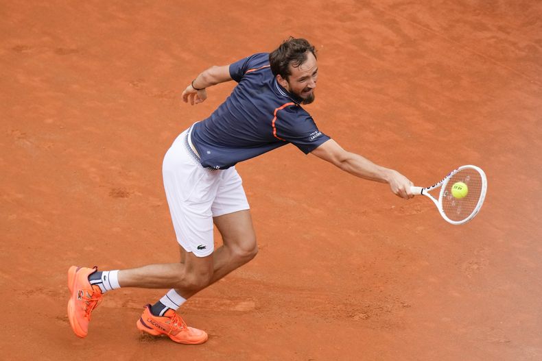 Daniil Medvedev devuelve ante Yannick Hanfmann durante el duelo de cuartos de final del Abierto de Italia, el jueves 18 de mayo de 2023, en Roma. (AP Foto/Alessandra Tarantino)
