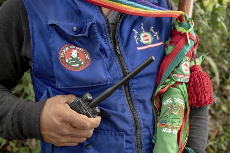 Eduwin Calambas Fernandez, coordinador de Kiwe Thegnas, o Guardia Indígena en la lengua Nasa Yuwe, en Canoas, una reserva indígena en el norte de Cauca, Colombia, posa para una foto el 15 de julio de 2025. (AP Foto/Nadège Mazars)