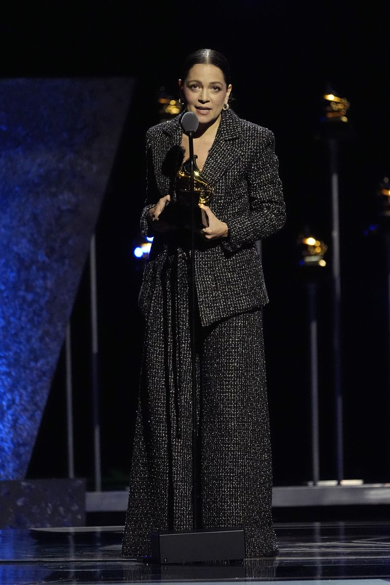 Natalia Lafourcade recibe el premio a mejor álbum de rock o música alternativa latina por De todas las flores en la 66a entrega anual de los Premios Grammy el domingo 4 de febrero de 2024 en Los Ángeles. (Foto AP/Chris Pizzello)