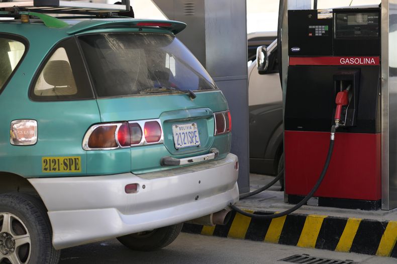 Un automóvil está estacionado en una gasolinera para cargar combustible durante una escasez en La Paz, Bolivia, el jueves 14 de agosto de 2025. (AP Foto/Juan Karita)