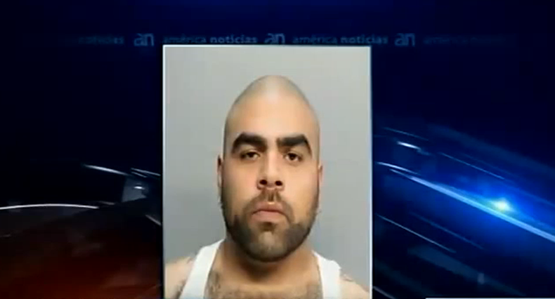 Un depredador sexual es arrestado por aparentemente asaltar sexualmente en varias ocasiones a su hijastra de tan solo siete años de edad con la cual vivía.