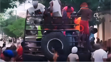 desesperacion en santiago de cuba: multitud se lanza sobre camion de alimentos ante la escasez y la llegada del huracan melissa