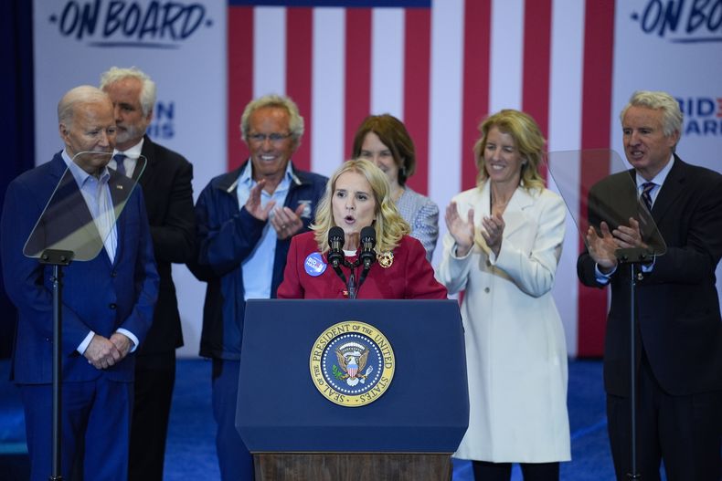 Kerry Kennedy toma la palabra durante un acto de campaña del presidente Joe Biden en Filadelfia, el jueves 18 de abril de 2024, acompañada por miembros de la familia Kennedy. (AP Foto/Matt Rourke)