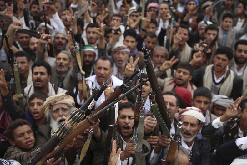 Partidarios de los rebeldes hutíes corean consignas durante una protesta semanal contra Estados Unidos e Israel en Saná, Yemen, el 4 de julio de 2025. (AP Foto/Osamah Abdulrahman)