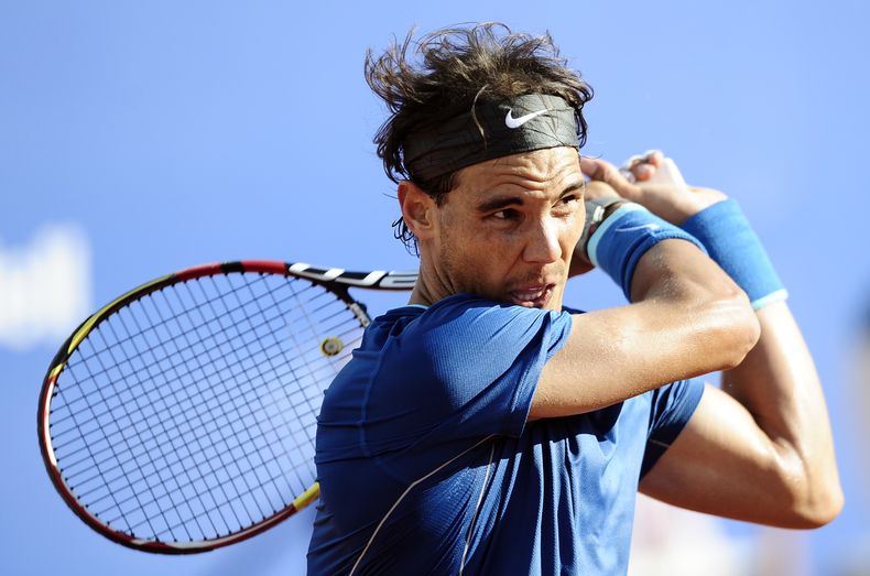 El espa&ntilde;ol Rafal Nadal devuelve una pelota ante Nicol&aacute;s Almagro en el torneo de Barcelona el viernes, 25 de abril de 2014. (AP Photo/Manu Fernandez)