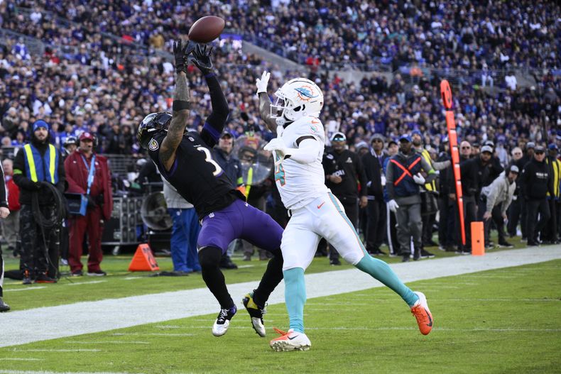 ARCHIVO - Odell Beckham Jr. (3), wide receiver de los Ravens de Baltimore (3), atrapa un pase mientras que Kader Kohou (4), cornerback de los Dolphins de Miami, defiende en la jugada, durante la primera mitad del partido de la NFL en Baltimore, el domingo 31 de diciembre de 2023. Los Dolphins de Miami pactaron firmar con un año de contrato a Beckham Jr., informó una persona con conocimiento de la negociación a The Associated Press el viernes 3 de mayo de 2024. (AP Foto/Nick Wass, Archivo)