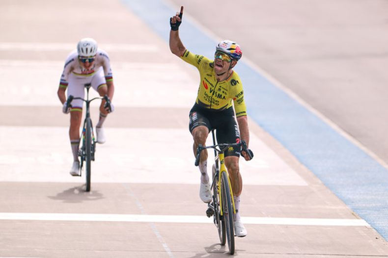 El belga Wout van Aert cruza la línea de meta de la Paris-Roubaix frente al esloveno f Tadej Pogacar el domingo 12 de abril del 2026. (AP Foto/Jean-Francois Badias)