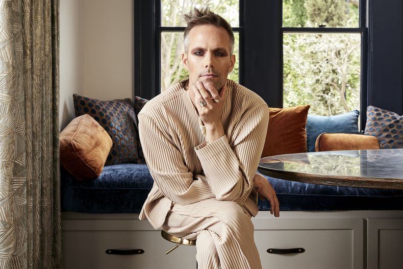 El nominado al Grammy Justin Tranter el 25 de mayo de 2023. Tranter, creador de algunos de los más grandes éxitos musicales de la última década, está nominado al Grammy de composición este año por temas que van del heavy metal italiano al rap y Broadway. (Jenna Peffley vía AP)