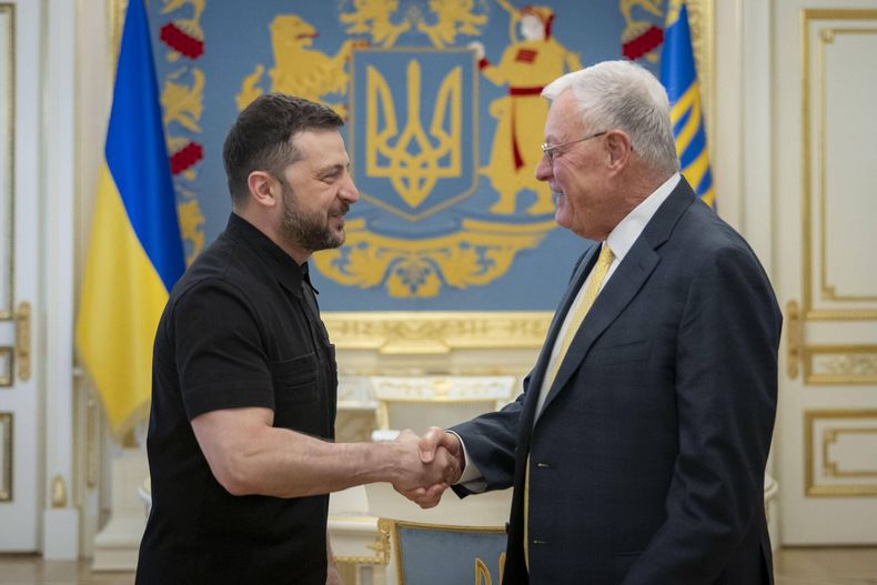 El presidente ucraniano Volodymyr Zelenskyy, izquierda, estrecha la mano del enviado especial de Estados Unidos para Ucrania y Rusia, Joseph Keith Kellogg, el lunes 14 de julio de 2025, en Kiev, Ucrania. (Oficina de Prensa Presidencial de Ucrania vía AP)